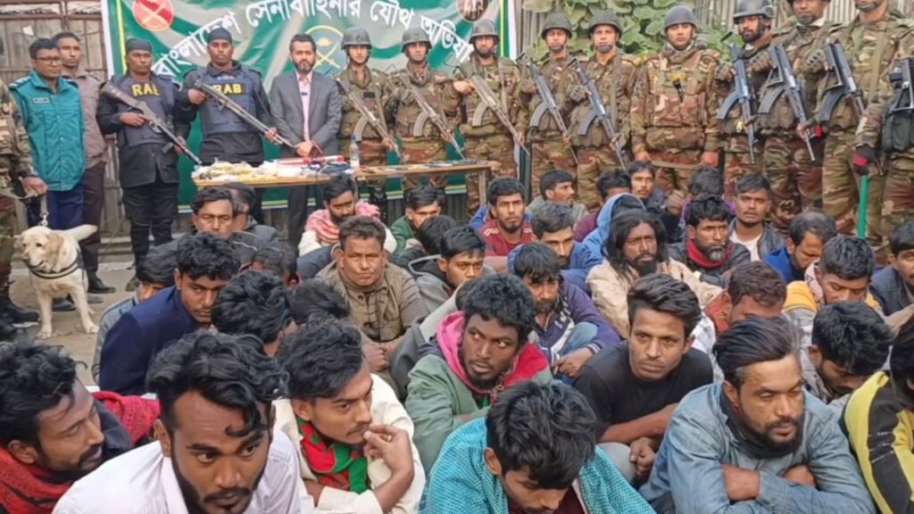 টঙ্গীর দুই বস্তিতে যৌথবাহিনীর অভিযানে মাদক ও অস্ত্রসহ ৩৫ জন আটক