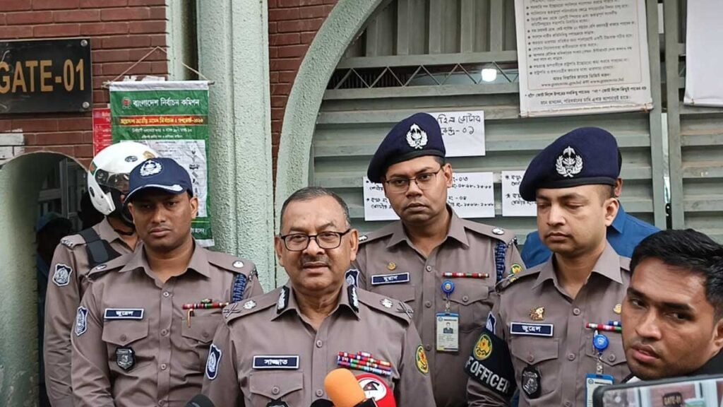 ‘ভোট হবে না’ এমন গুজব কাটিয়ে উৎসবমুখর নির্বাচন, ডিএমপি কমিশনার