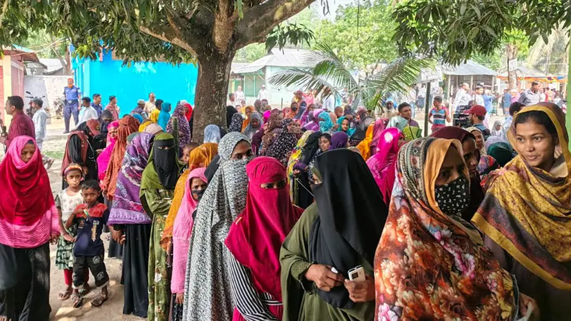 ভোরের আলো ফুটতেই কেন্দ্রে কেন্দ্রে নারী ভোটারদের সারি, মন্থর গতিতে এগোচ্ছে শেরপুর-৩ এর রায়